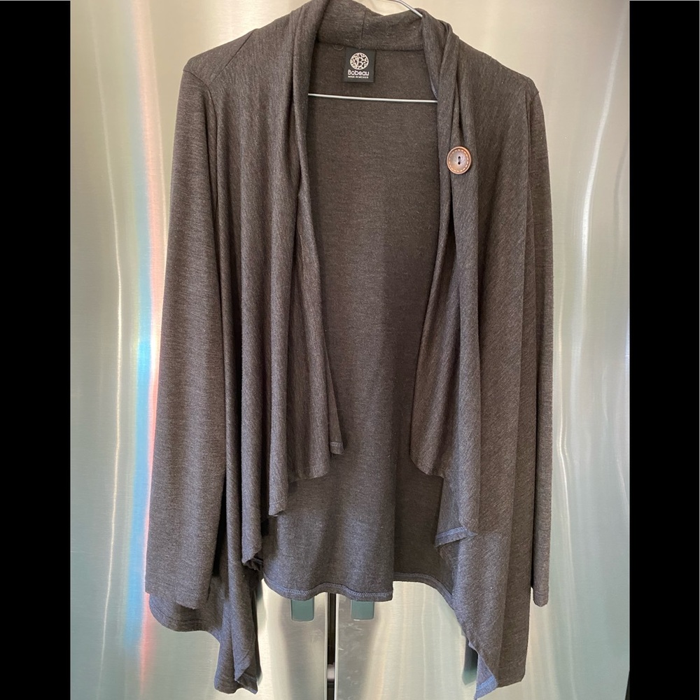 Grey cardigan with wood button